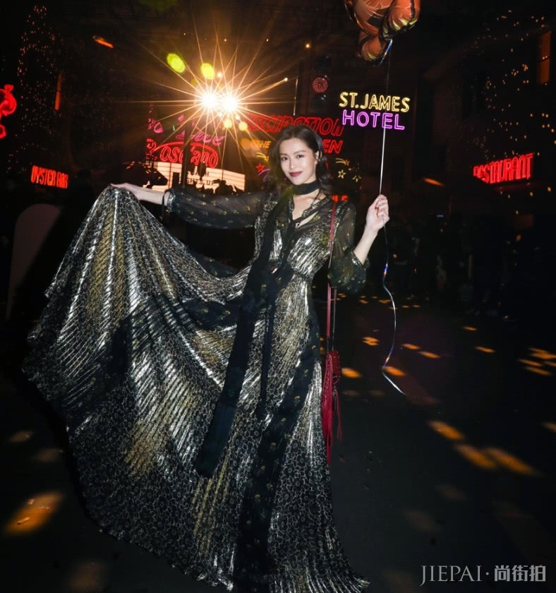 文咏珊“河水裙”上洒满了金粉，都能照出人影来