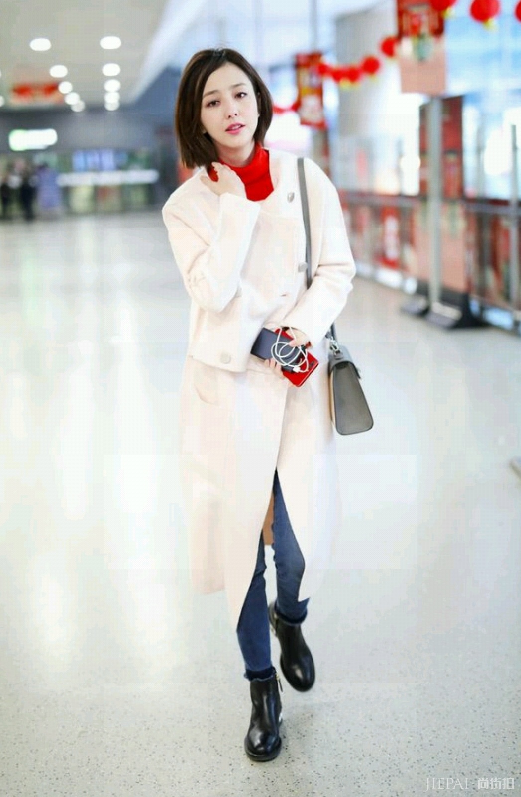 佟丽娅穿无领大衣配牛仔裤让人眼前一亮