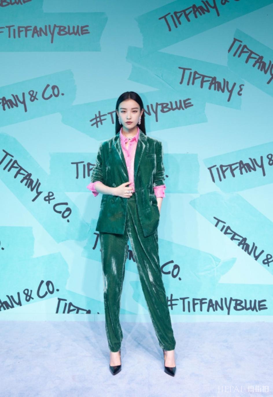 “红配绿”太土?倪妮穿出高级感,刘雯这一身一般人穿贼辣眼