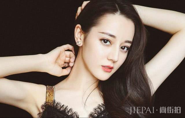 迪丽热巴数度拿冠,好身材和时尚穿搭加分满满