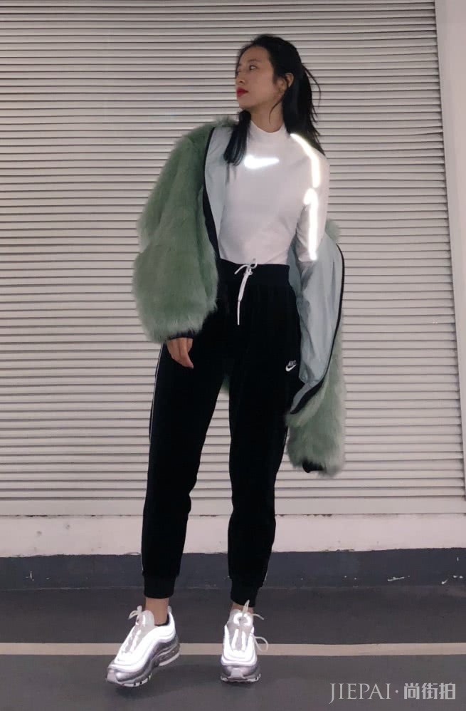 周雨彤把裤子缝到裙上穿，潮爆2019！