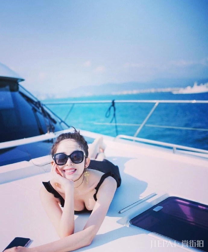 古力娜扎罕见泳装造型 美背造型亮相游艇