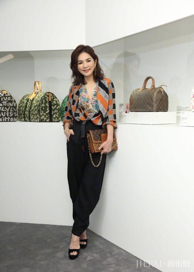 Ella事业家庭都兼顾,穿搭造型上也是相当的赞