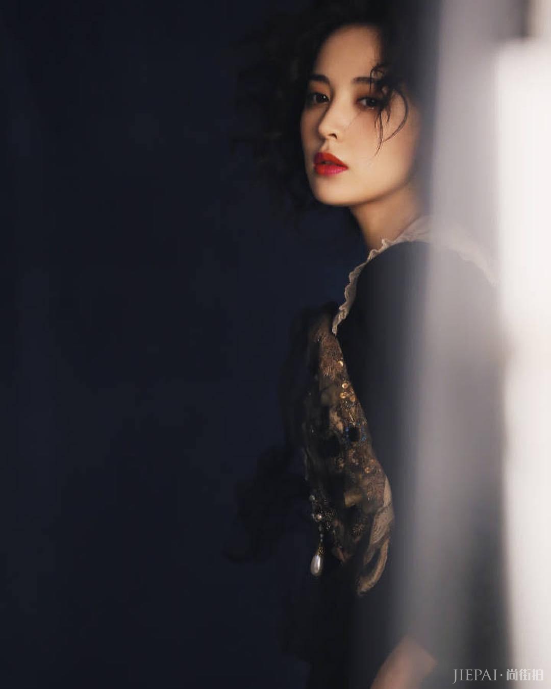 古力娜扎美目流盼演绎中世纪高级感