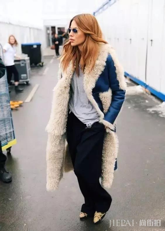 羊羔绒外套搭配阔腿裤很好看，别再只盯着牛仔裤了
