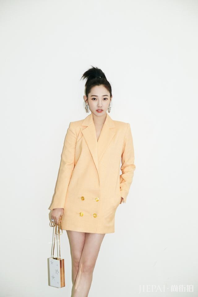 白百何衬衫配花式裙,终于高调一回