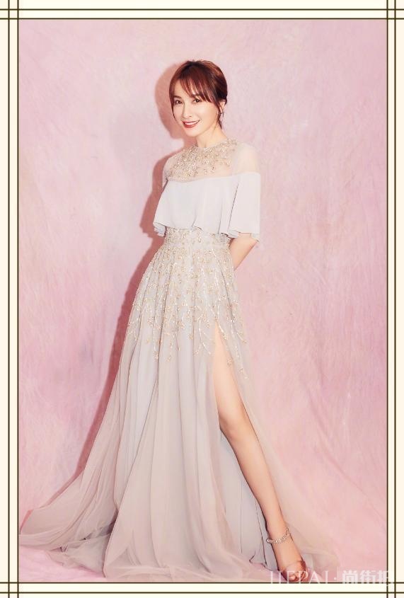 吴昕针织裙叠穿花衬衫文艺个性,穿出无尽高级感