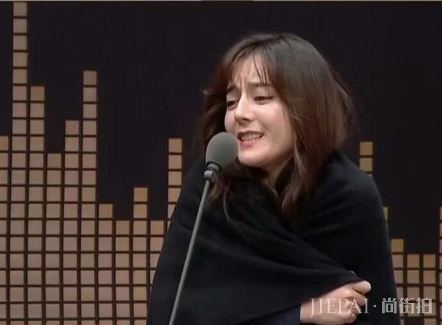 迪丽热巴数度拿冠,好身材和时尚穿搭加分满满