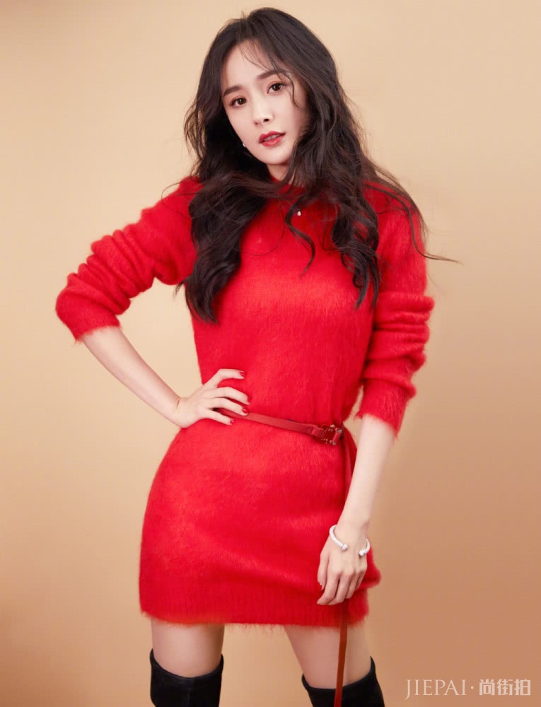 杨幂新造型用卷发搭配西服和半身裙，减龄