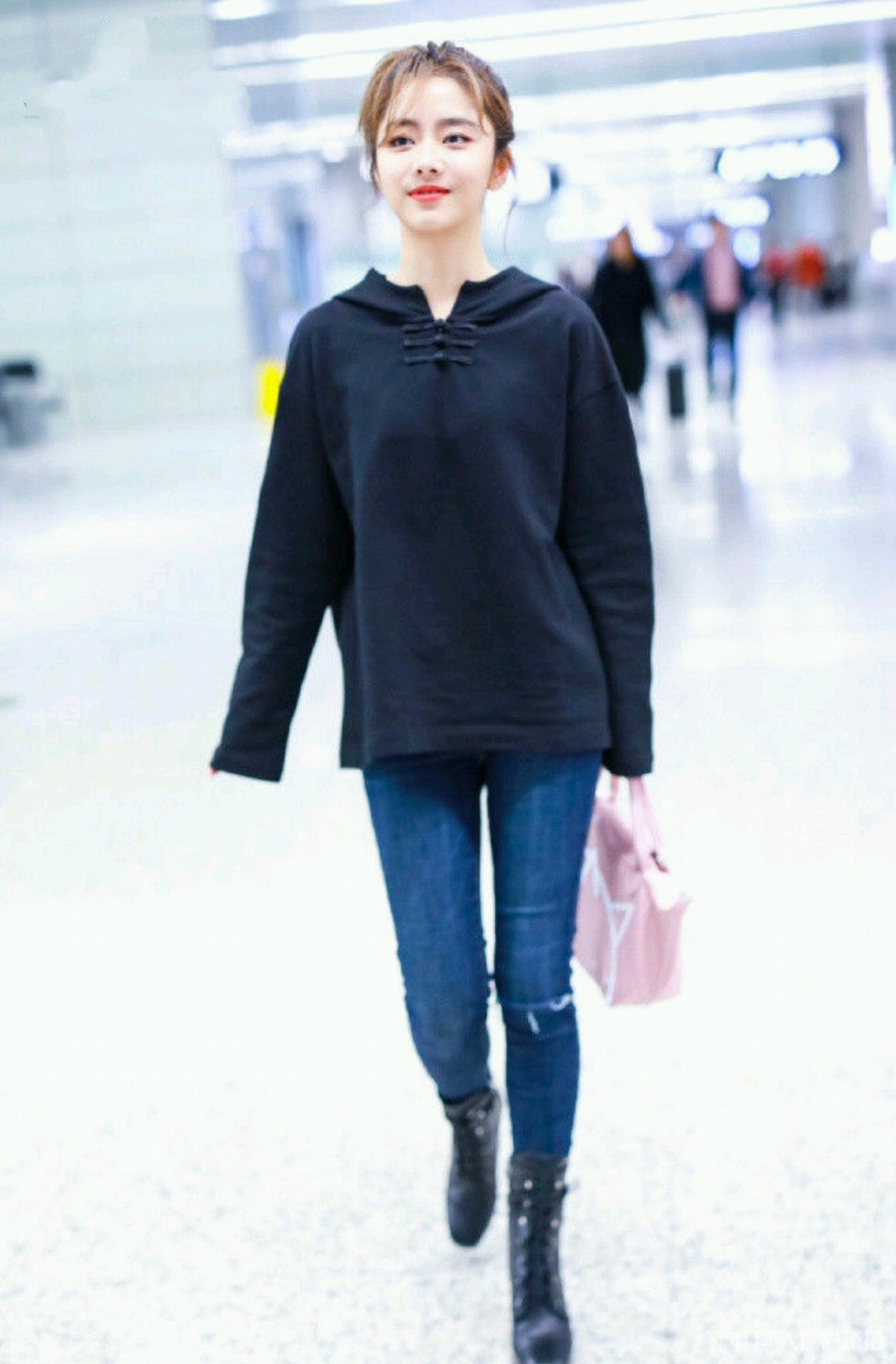 谭松韵连帽卫衣,搭配羽绒服气质出众