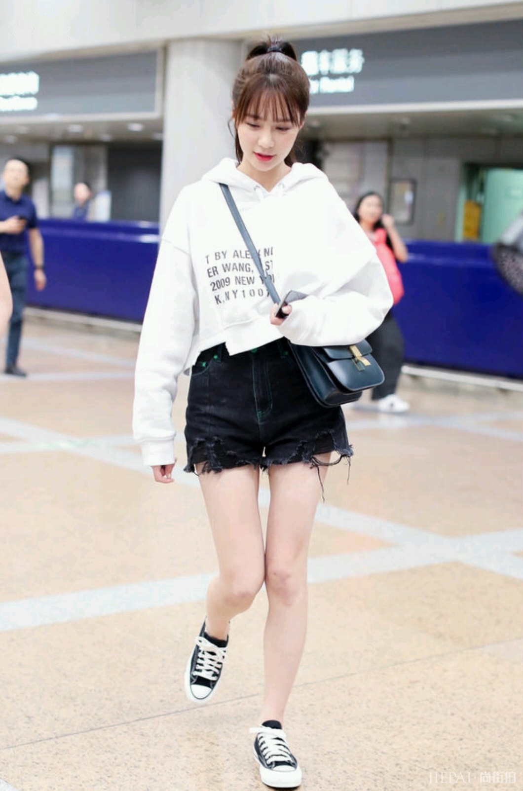 沈梦辰穿皮衣配格纹裙，意外减龄又时髦！