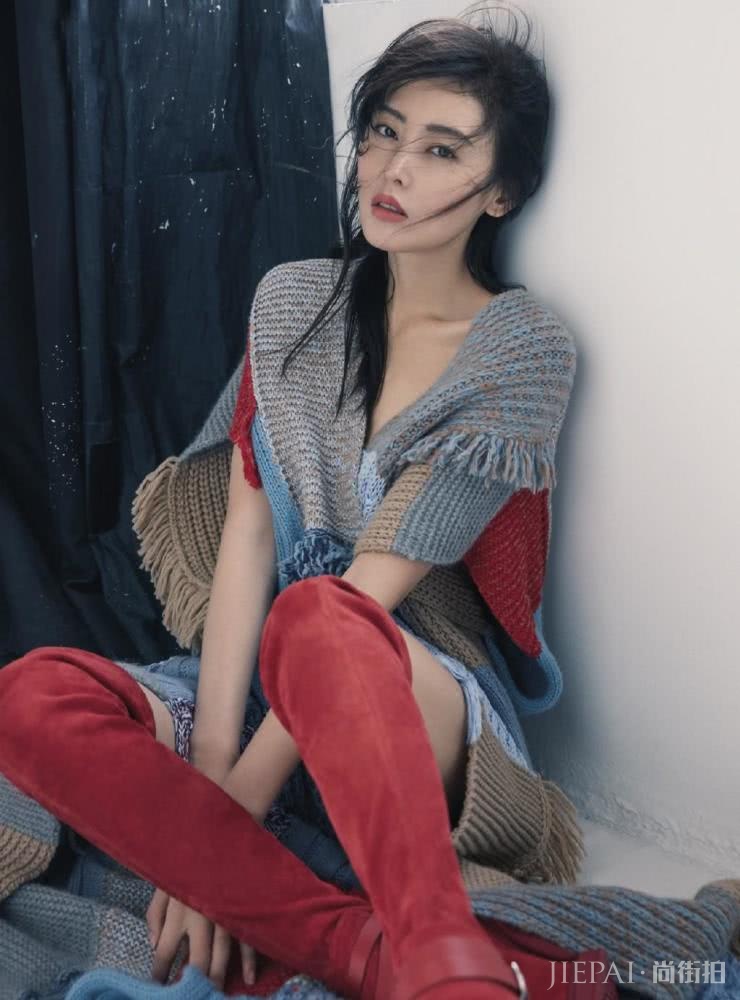 张天爱穿拼接大衣配休闲裤，脚放窗台上霸气十足