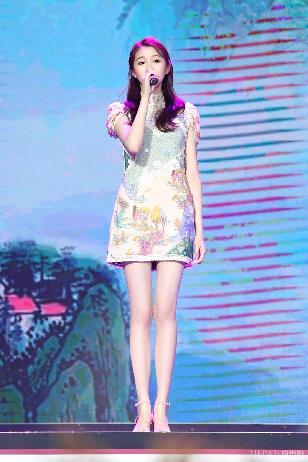 关晓彤真的不冷么？大冬天的穿蕾丝薄纱裙是很甜美