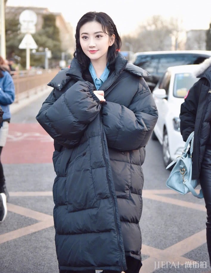 景甜妆容也太精致了吧？穿得像个大灯笼！