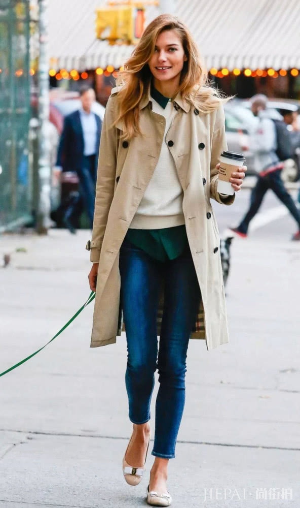 风衣搭配基础款牛仔裤,让你在这个春季气场全开