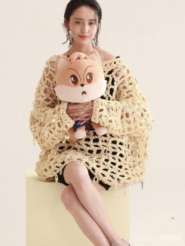 佟丽娅简单穿搭竟也能穿出潮流，网球裙美的太过分！