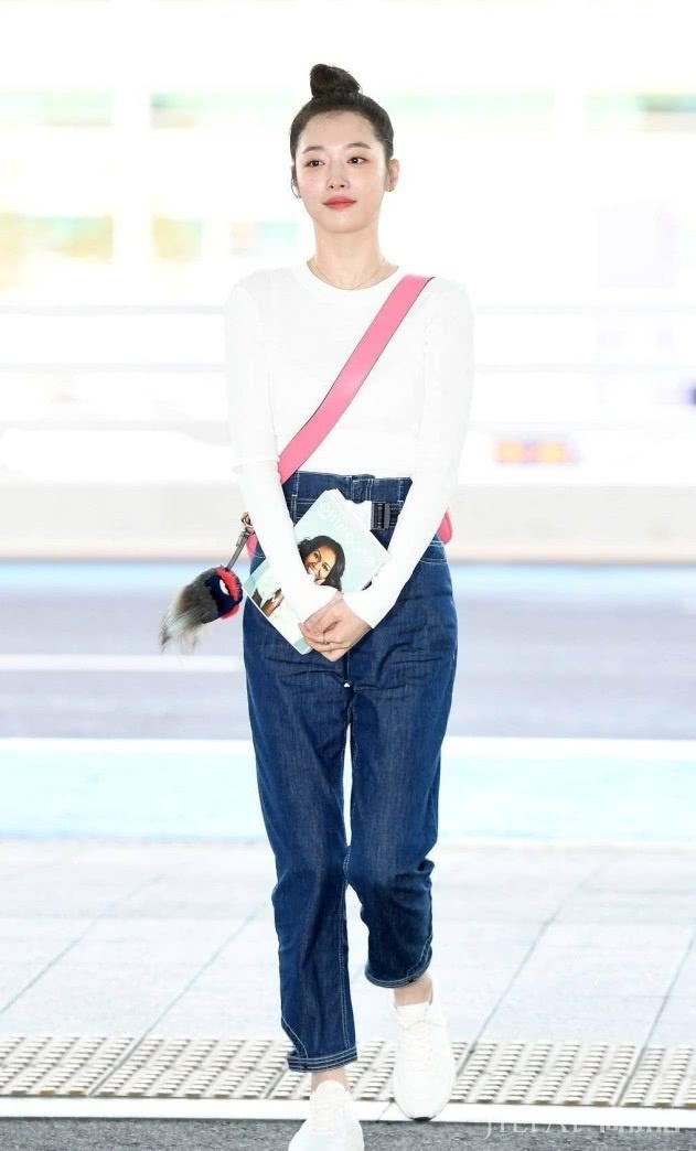 崔雪莉丸子头搭配粉色包甜美又可爱，“装”成小仙女