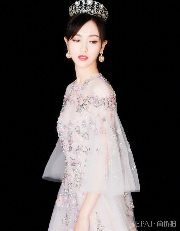 唐嫣变身女王范，很霸气