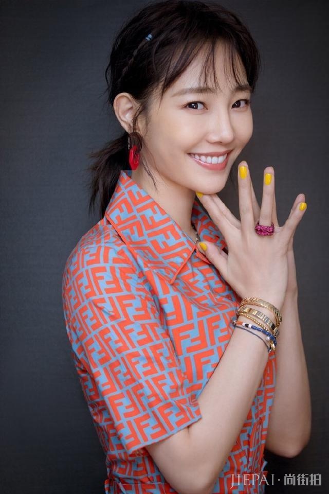 白百何衬衫配花式裙,终于高调一回