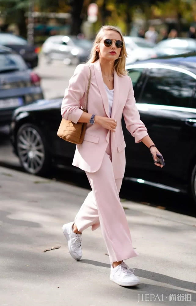 初春用九分裤+小白鞋打扮自己，时尚又有气场