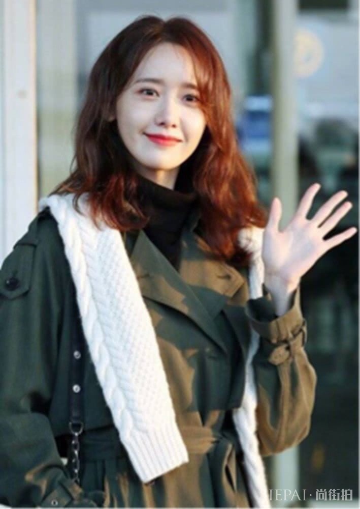 林允儿军绿风衣低调现身，红唇白肤漂亮迷人