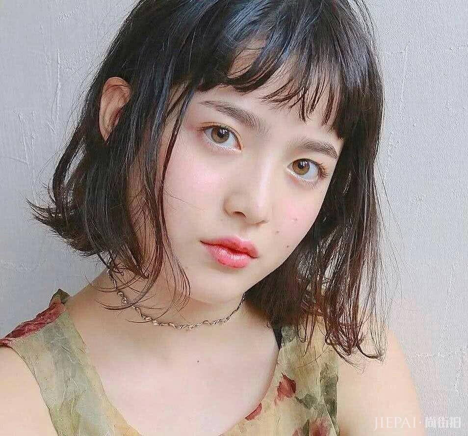 大脸女孩剪什么发型呢？用一款刘海来让你的脸显小吧