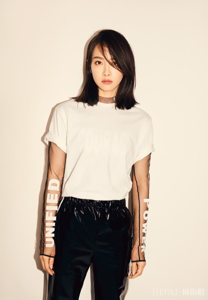 宋茜这次失策了,外套是借的吧穿上都撞到鞋子了