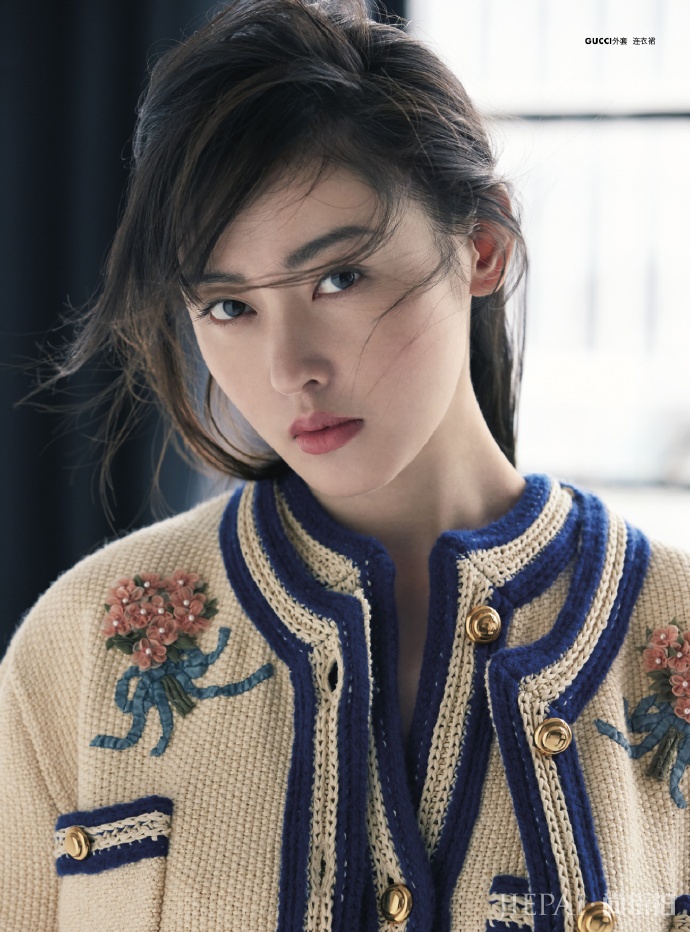 张天爱白色工装套装也很有感觉，逆天了