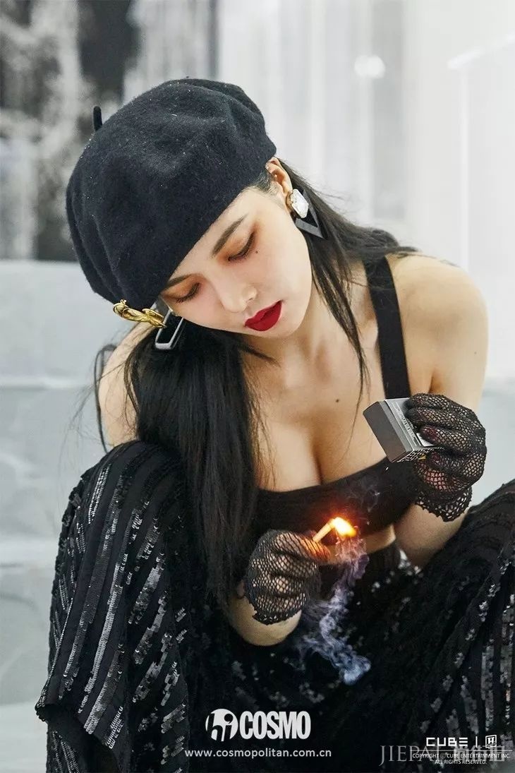 钟楚曦自拍跟泫雅撞脸80%,你会认错!