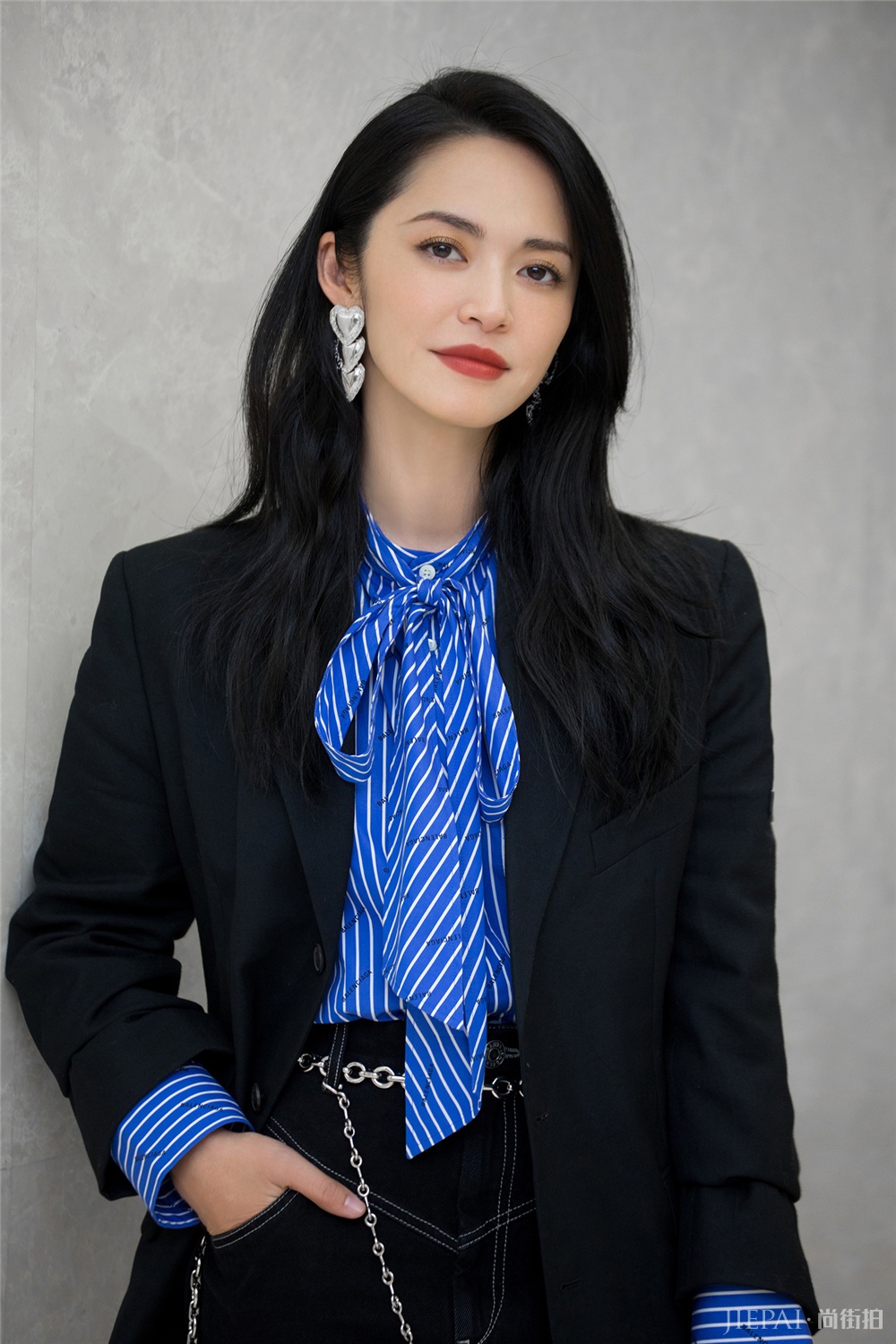 姚晨一身蓝黑撞色，演绎全新职场风