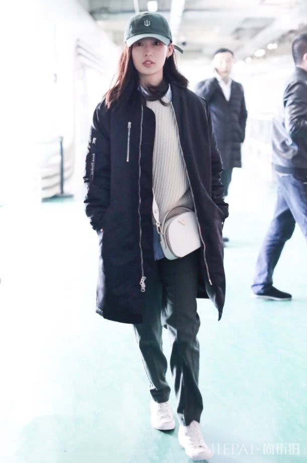 李沁的机场穿搭一向随性,全靠颜值在撑着!