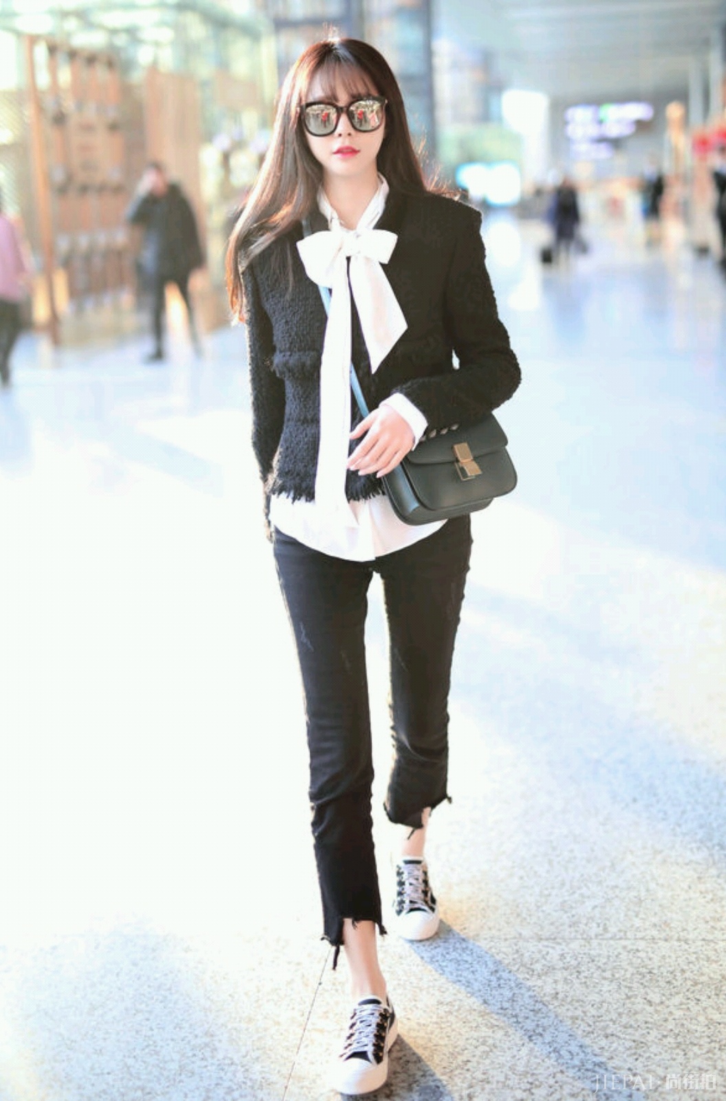 沈梦辰穿皮衣配格纹裙，意外减龄又时髦！