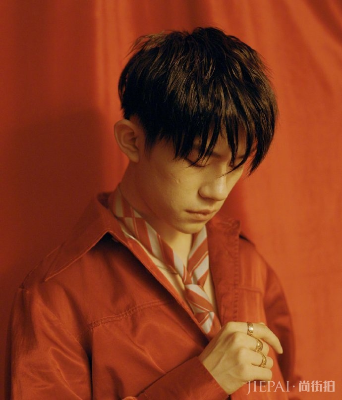 易烊千玺纯素颜写真够拼,居然连痘坑都看得见!