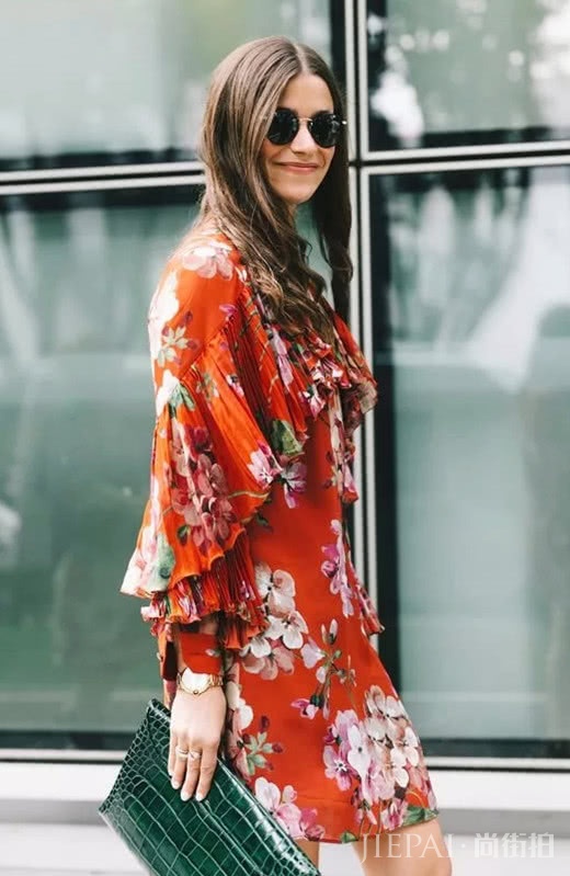 印花裙扮靓走到哪里都被夸好看!