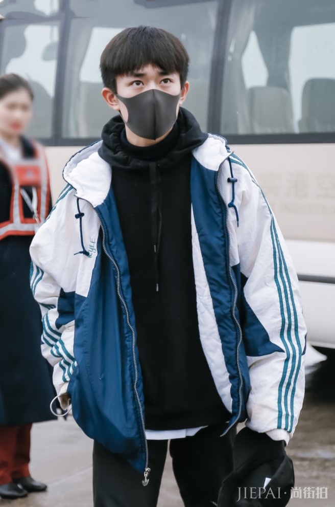 易烊千玺穿休闲装搭匡威鞋,酷爆了