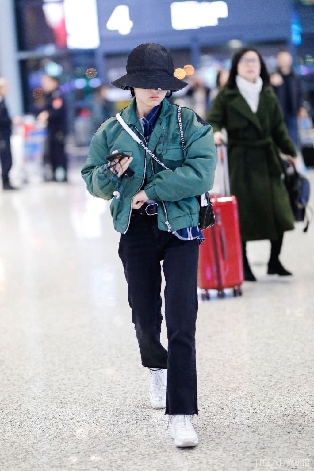 张子枫穿军绿色外套配黑色长裤现身 头戴渔夫帽行走间俏皮活泼