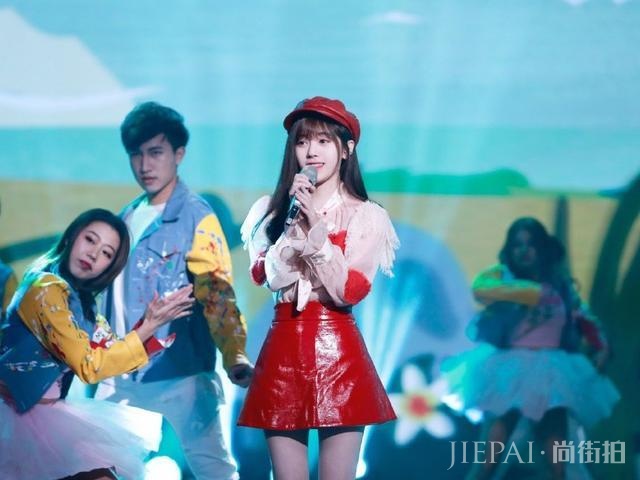 鞠婧祎关晓彤相差同穿红裙，腿长重要性