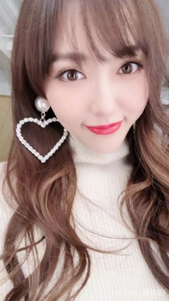 唐嫣薄纱亮片裙已经够夺目了,还上演美颜暴击