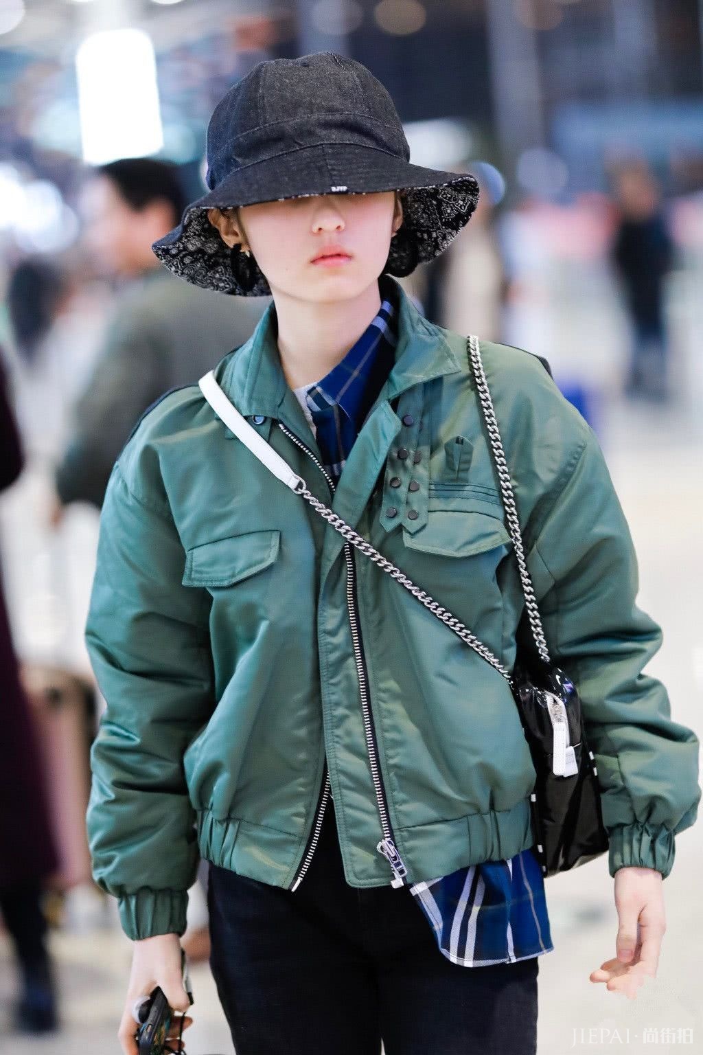 张子枫穿军绿色外套配黑色长裤现身 头戴渔夫帽行走间俏皮活泼