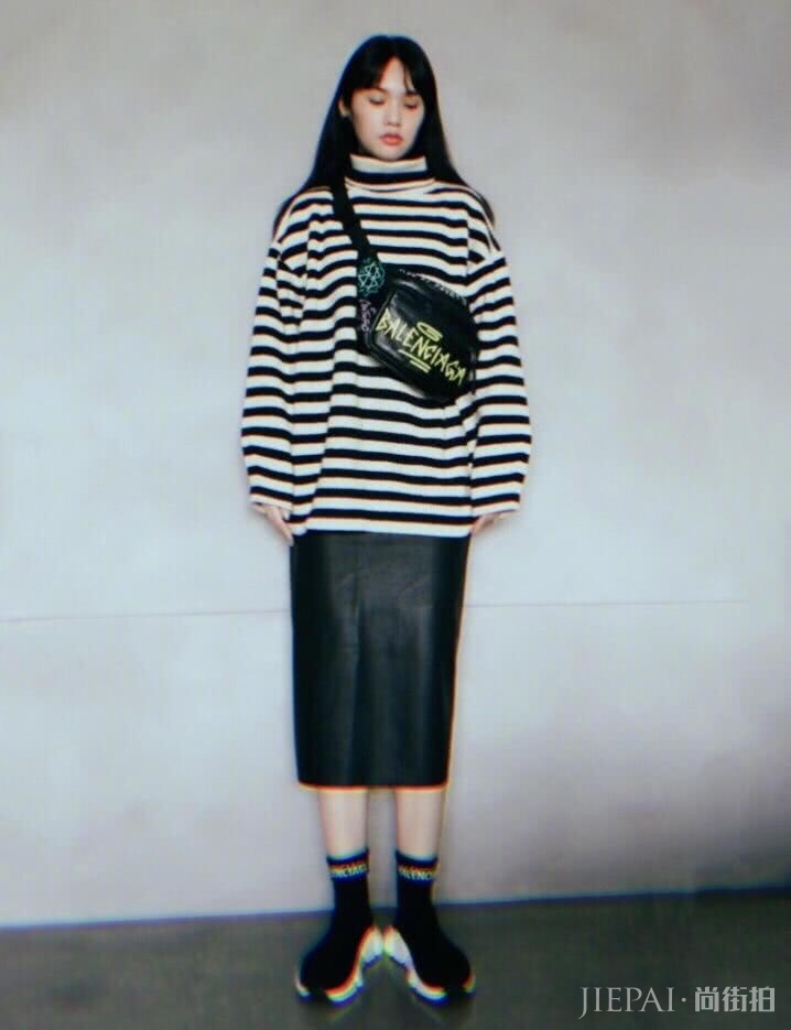 杨丞琳长款毛衣配皮裙,也太会穿了!