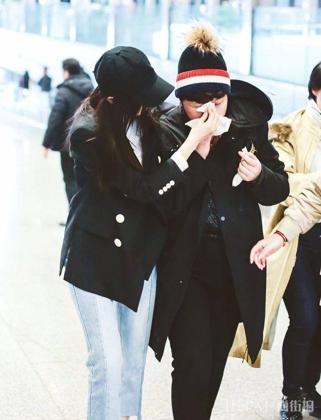 张天爱行程耽搁摔倒哭泣