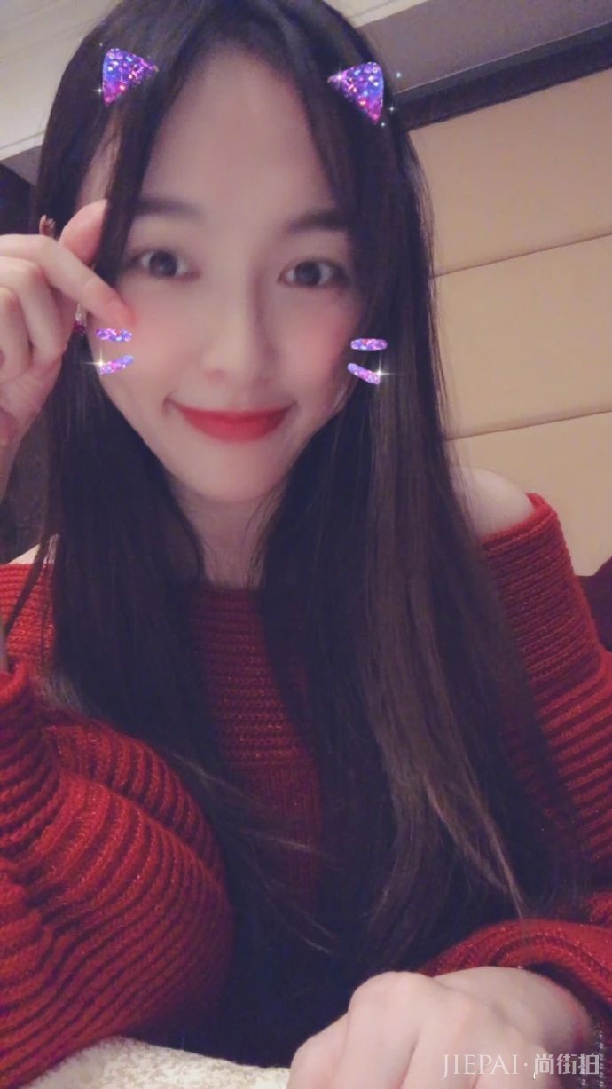 唐嫣薄纱亮片裙已经够夺目了,还上演美颜暴击
