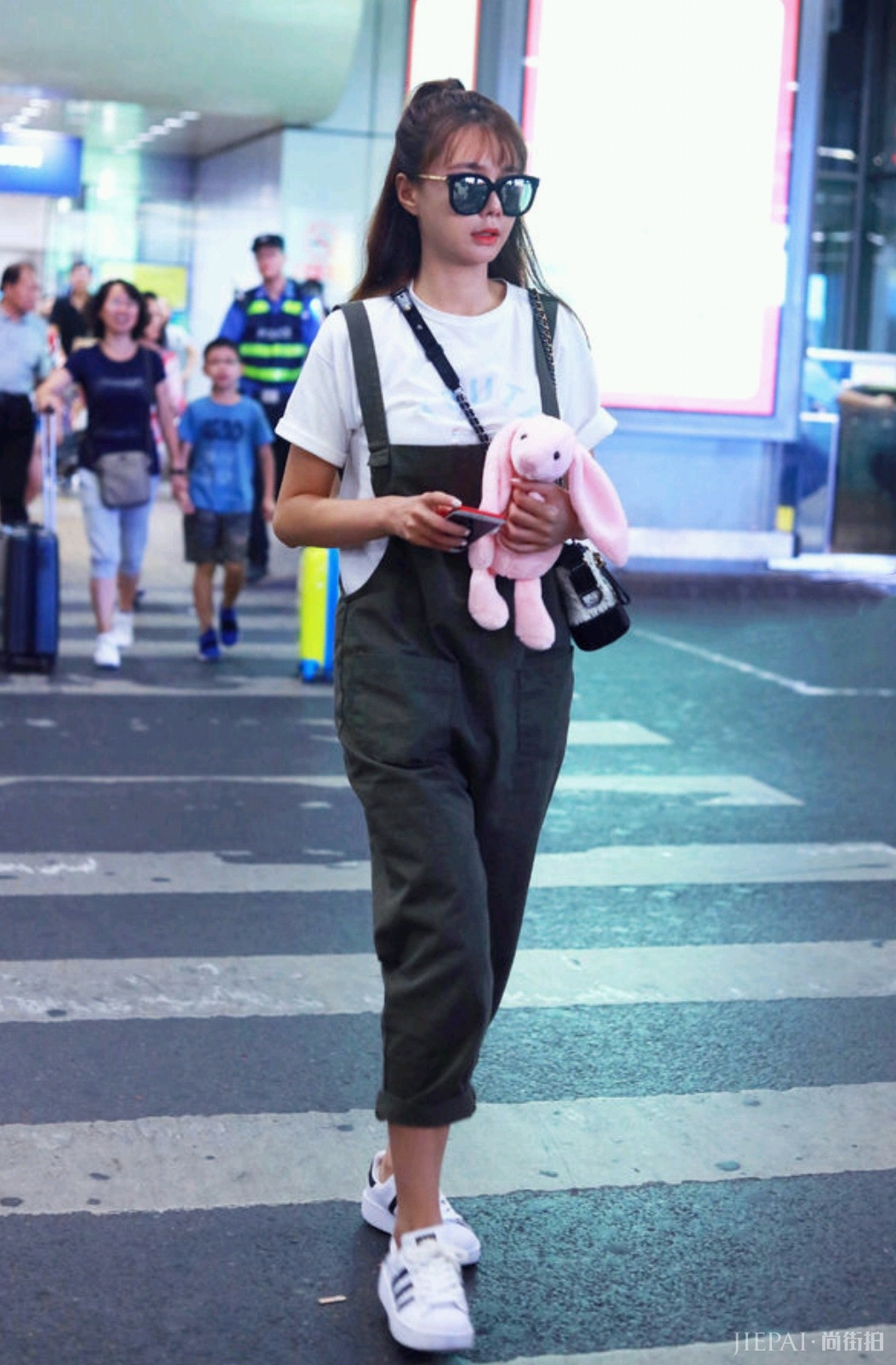 沈梦辰穿皮衣配格纹裙，意外减龄又时髦！