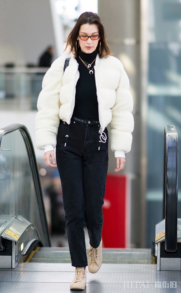 短款羽绒服怎么搭配 保暖娇俏何必做出选择