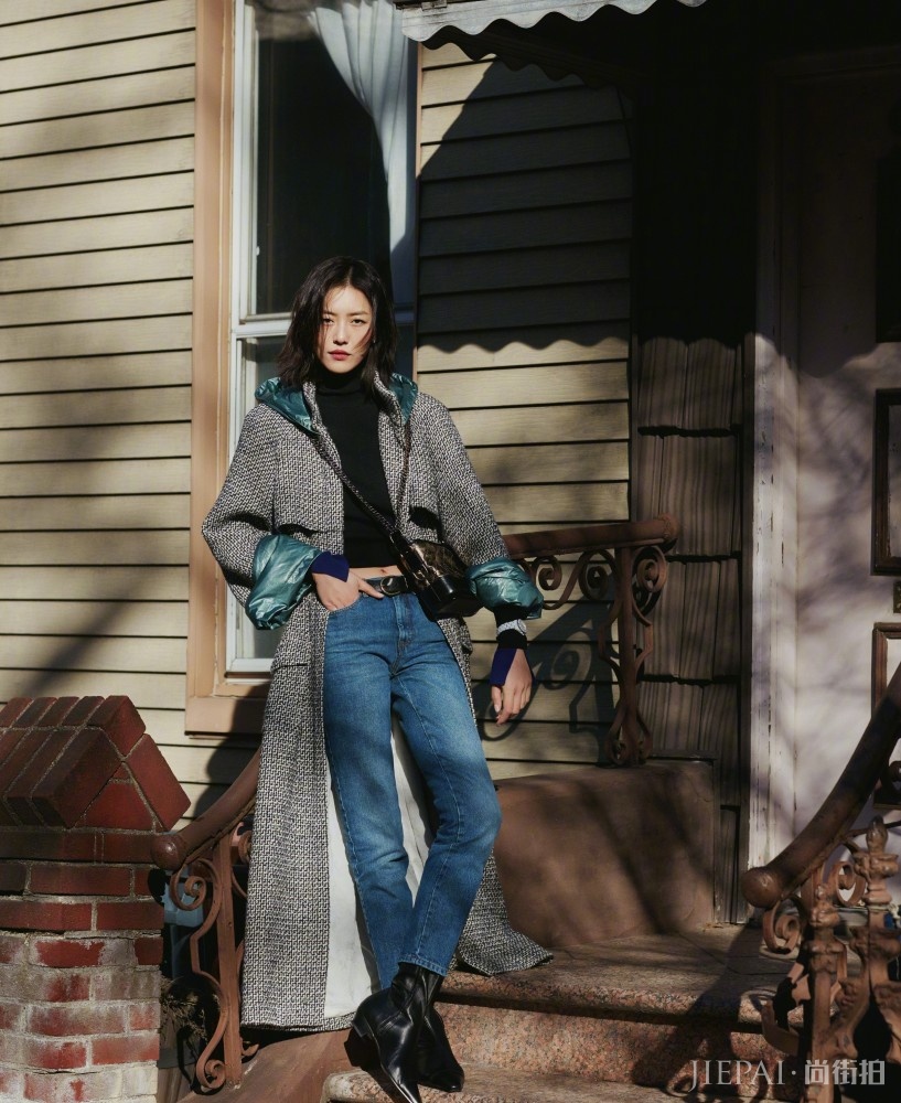 看刘雯穿长款大衣,成熟优雅也可以文艺清新
