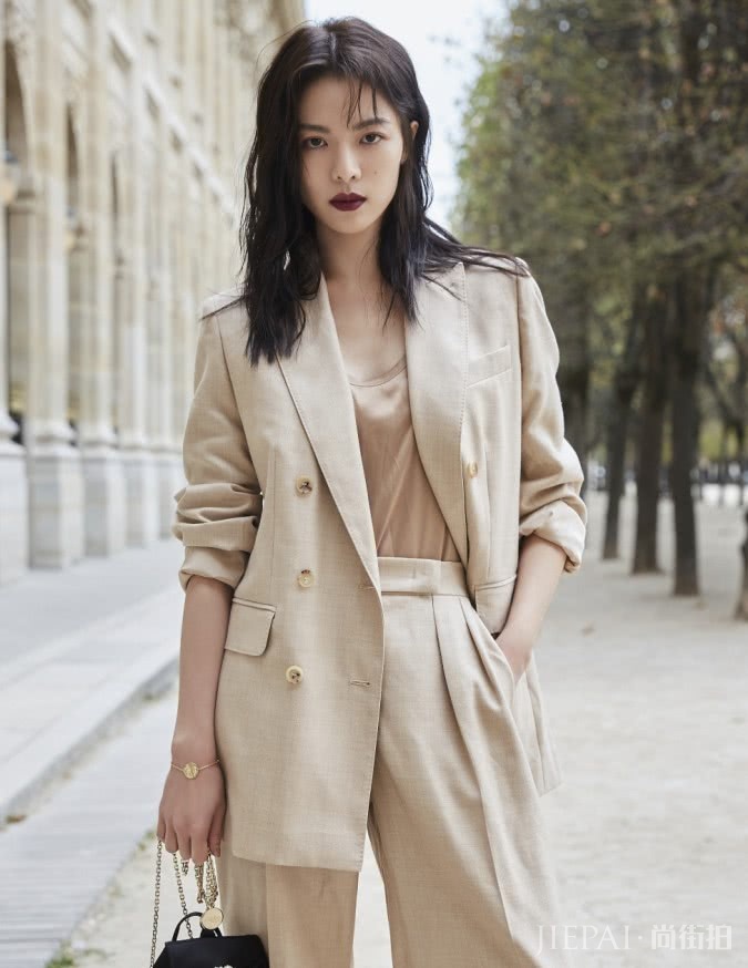 钟楚曦一双鞋子非常别致的鞋子