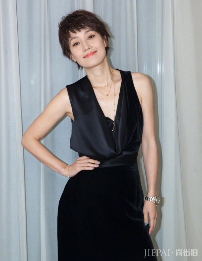 马伊琍才是“太阳女神”,礼裙上有个太阳系?