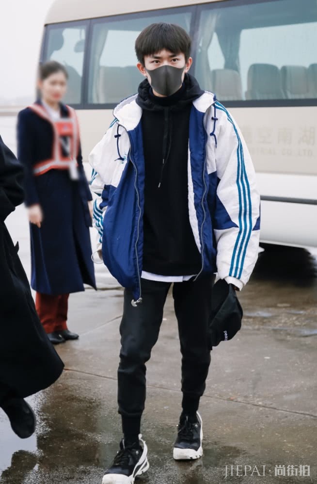 易烊千玺穿休闲装搭匡威鞋,酷爆了