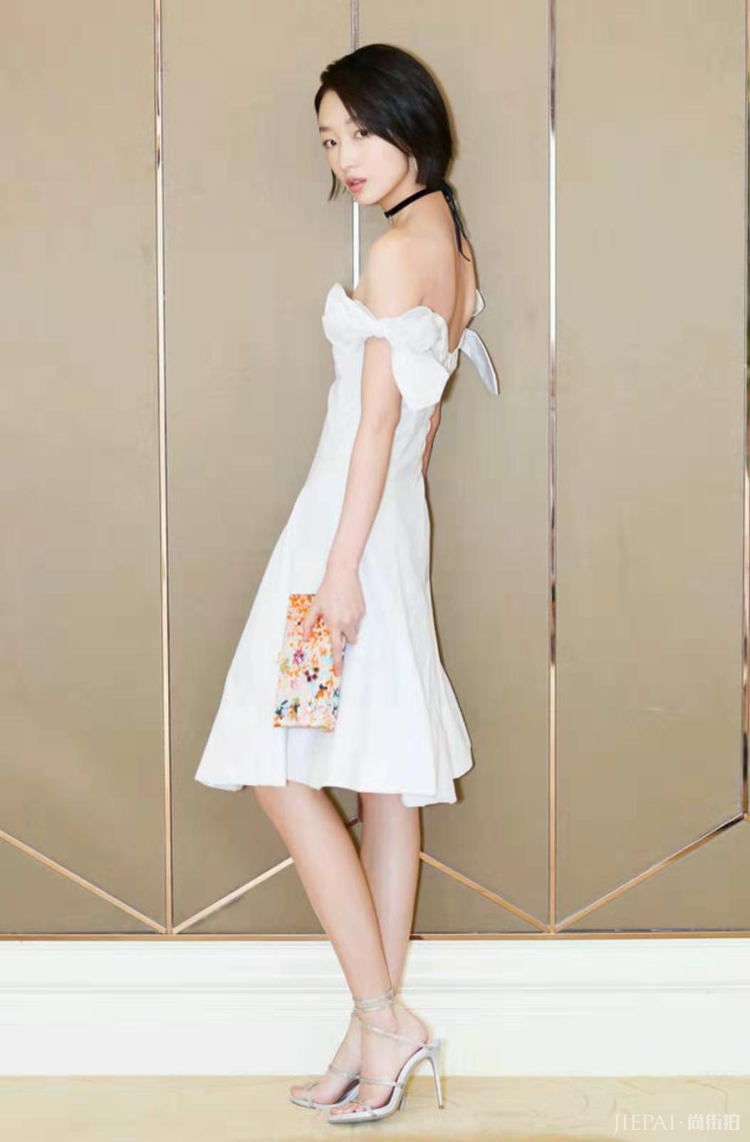 周冬雨穿抹胸连衣裙青春可爱！