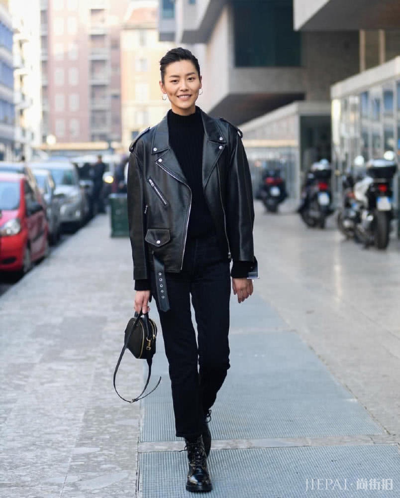刘雯米兰街头穿皮衣牛仔裤，梳大背头太有气场